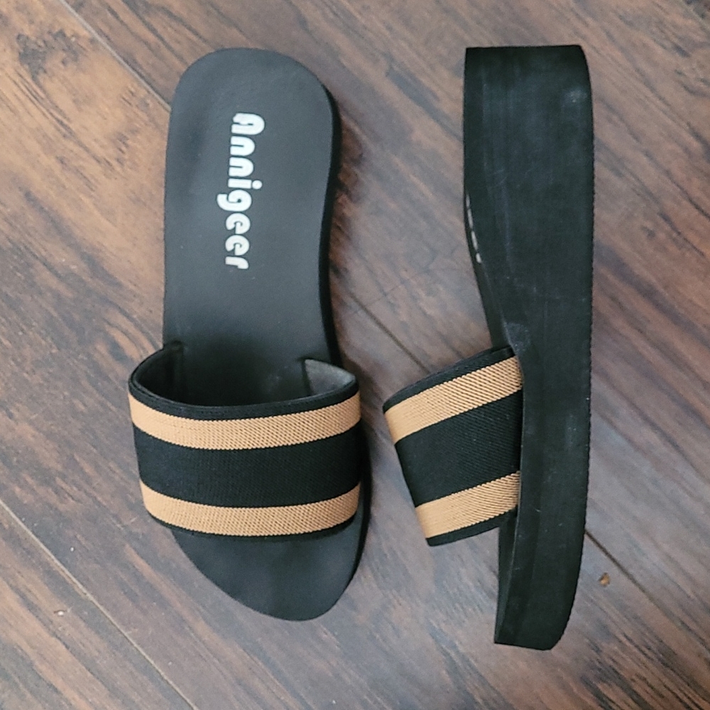Annigeer foam wedge slides size 9